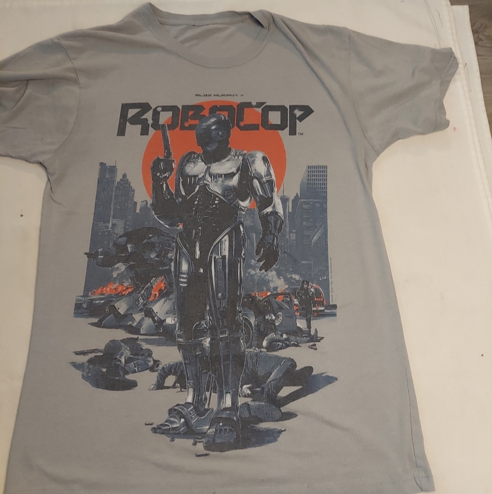 The "Vintage Robocop Tee Alex Murphy" is a men's XL gray t-shirt.